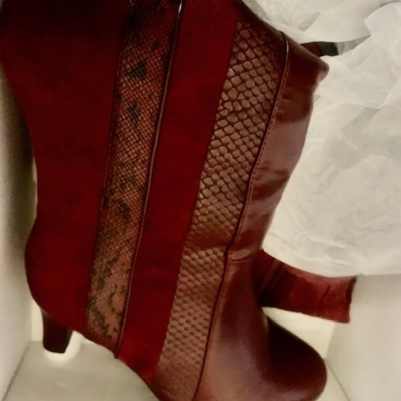 SEXY US  women's Ashley Stewart's KNEE HIGH 8W WIDE burgundy animal print boots - Picture 7 of 15